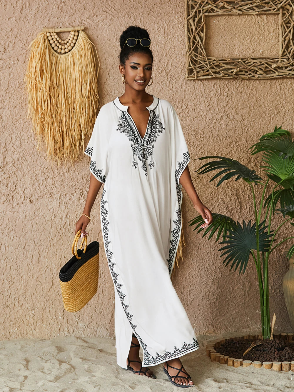 Robe caftan brodée à col en V