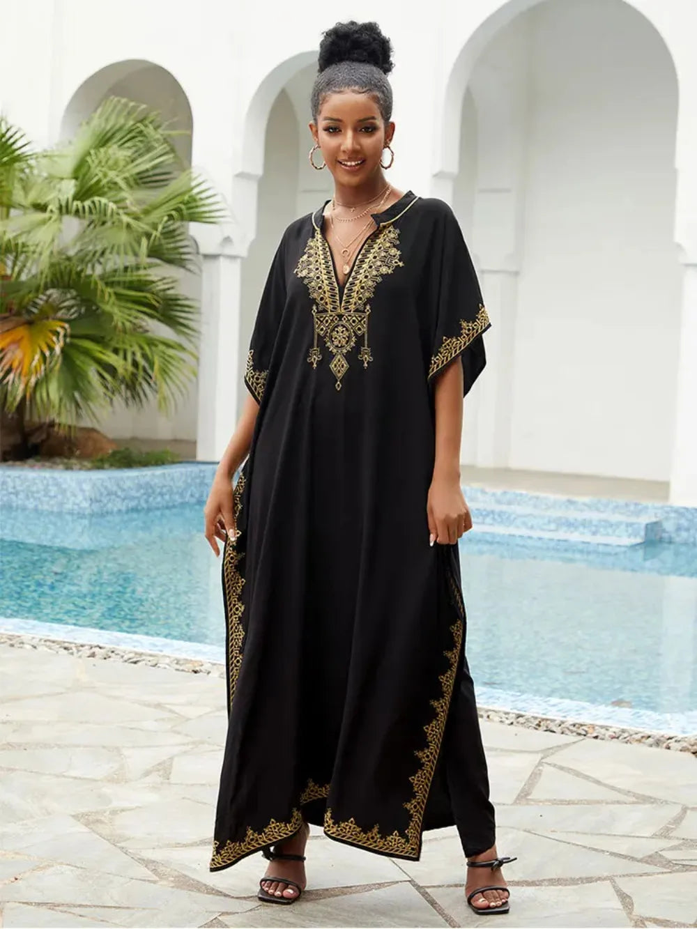 Robe caftan brodée à col en V