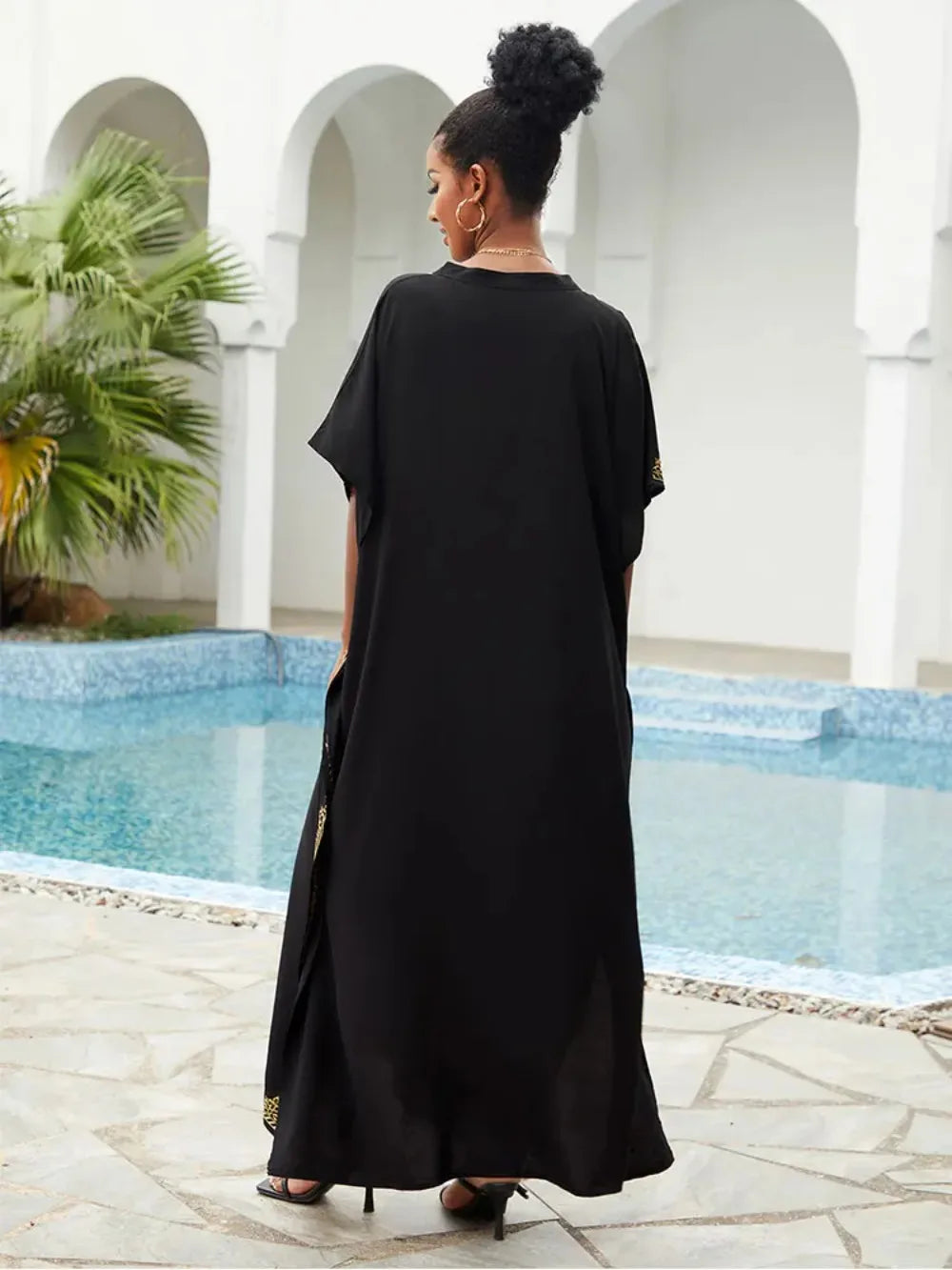 Robe caftan brodée à col en V